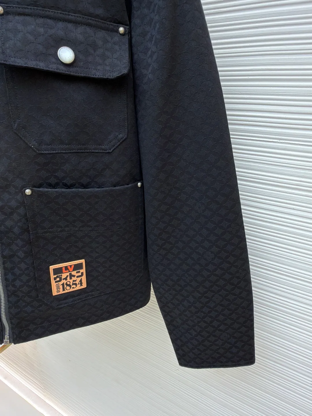 LOUIS VUITTON cotton work jacket ●Article number: 1681527-C00 ●Material: cotton jacquard fabric ●Technology: jacquard production ●Color: black ●Version: fitted version ●Weight: about 995 grams ●Size: S-M-L-XL ●Description: Cotton work tunic jacket This work jacket is made of comfortable cotton with a corduroy effect leather collar, and the jacquard creates a rich texture. The leather patch is the finishing touch and one of the studded patch pockets, and the quilted lining makes it a chic choice that spans all seasons. Wear it with matching trousers for a casual look. Regular fit, 100% cotton, lining: 64% polyester, 36% cotton, all-over logo jacquard, pearlescent buttons on pockets and cuffs, corduroy-effect ribbed collar, quilted lining, zip fastening, studded patch pockets and buttoned flap patch pockets, logo patch on front pocket. The overall wiring is straight and delicate, the fabric is comfortable and soft, and the color is consistent without color difference. It can be matched with the same style to create a fashionable look and control various occasions. Customized accessories, complete with three standards, same style for men and women!